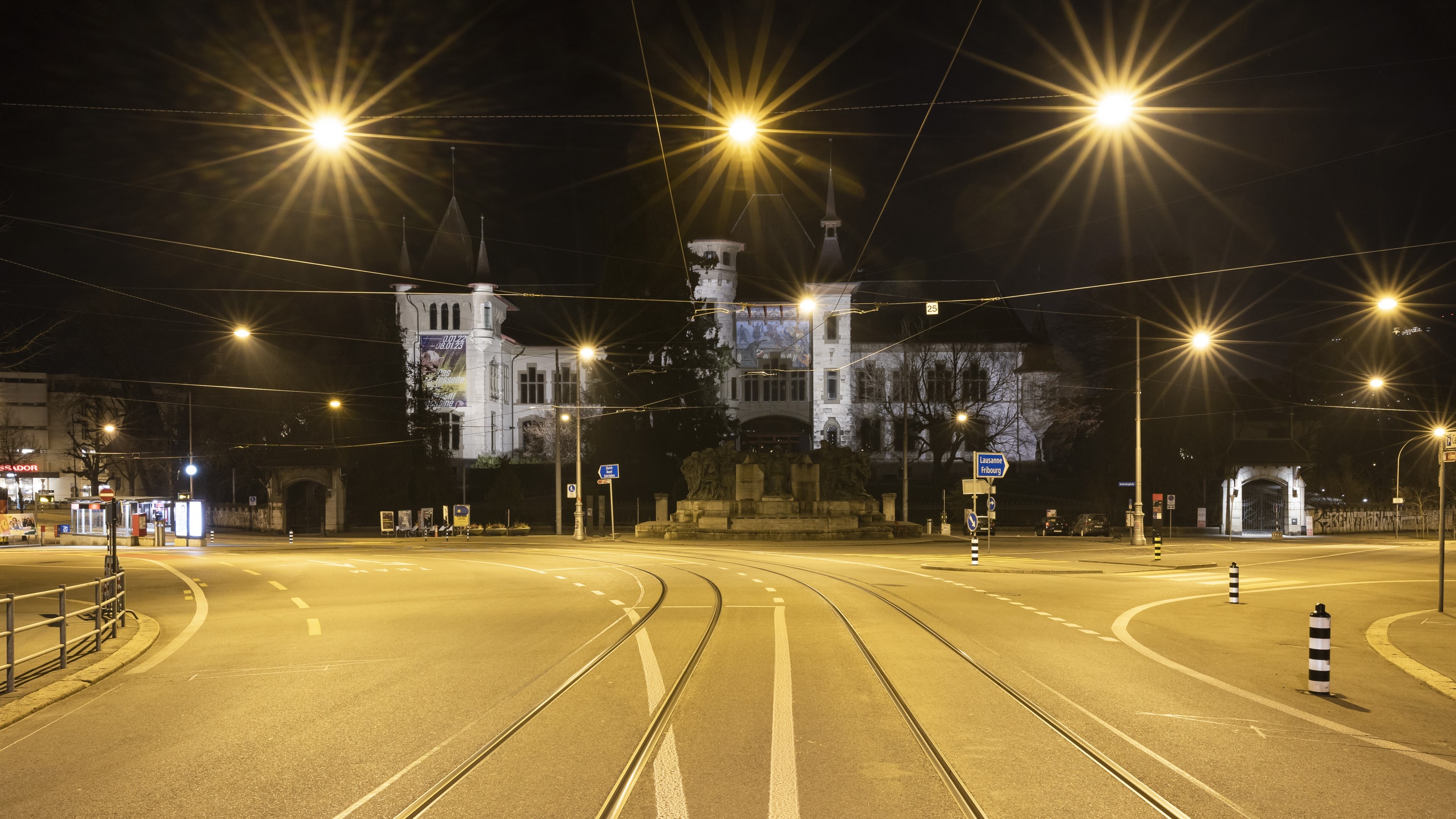 Nächtliche Beleuchtung auf dem Helvetiaplatz in Bern